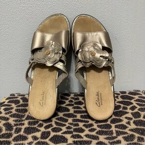 Clarks Bendables Floral Appliqué Slip On Sandals Gold Leather Comfort Womens 8.5